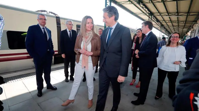 Lara Méndez y De la Serna, con Feijóo detrás, en la estación de Lugo. ELISEO TRIGO