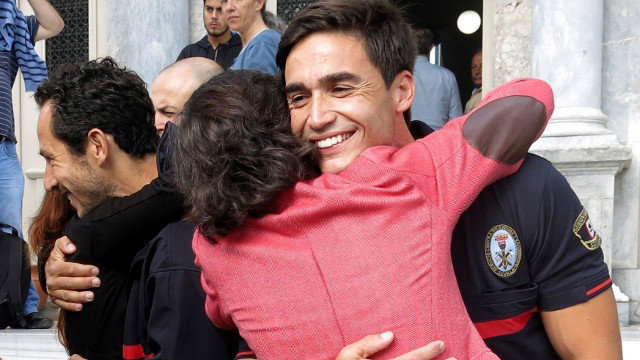 La consejera de Justicia de la Junta de Andalucía, Rosa Aguilar, abraza a José Enrique Rodríguez, uno de los tres bomberos de la ONG Proem-Aid. ANA MORA SEGURA 