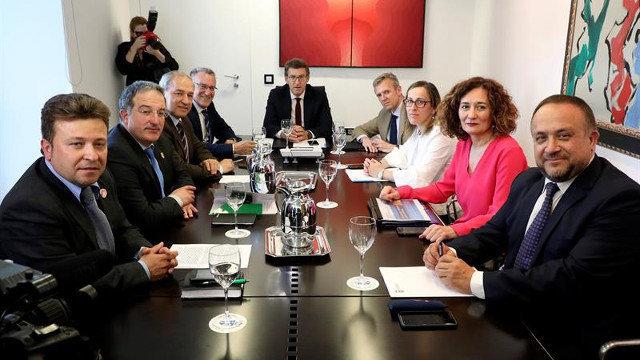 Feijóo (en el centro), reunido con alcaldes y conselleiros, este lunes en Santiago. XOÁN REY (EFE)