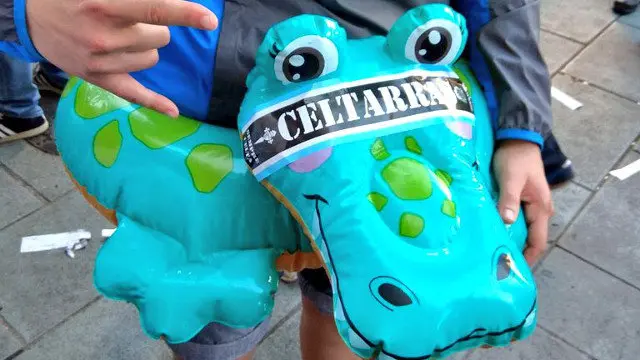 Miembro de los Celtarras con un flotador. @UltrasAccount (TWITTER)