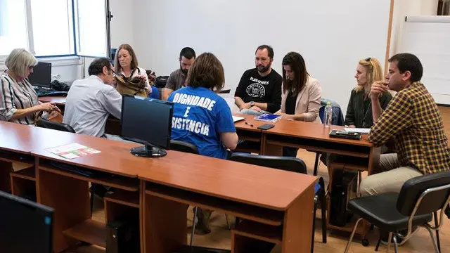 El presidente del comité de huelga de los sindicatos de Xustiza, Julio Bouza, junto a los representantes de las organizaciones sindicales durante la asamblea de este martes. BRAIS LORENZO (EFE)