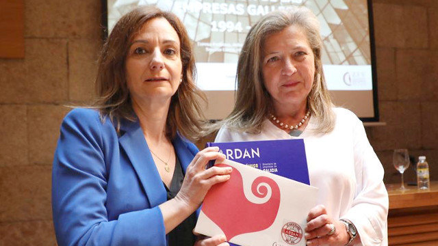 A delegada do Consorcio da Zona Franca de Vigo, Teresa Pedrosa e Susana Lama, responsable do informe Ardán, durante a presentación este martes. XOÁN REY (EFE)