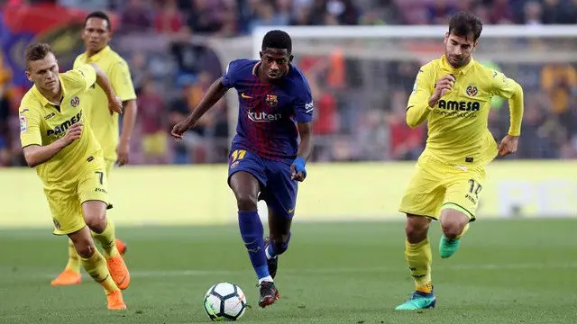 Dembelé pelea un balón con dos jugadores del Villarreal. TONI ALBIR (EFE)