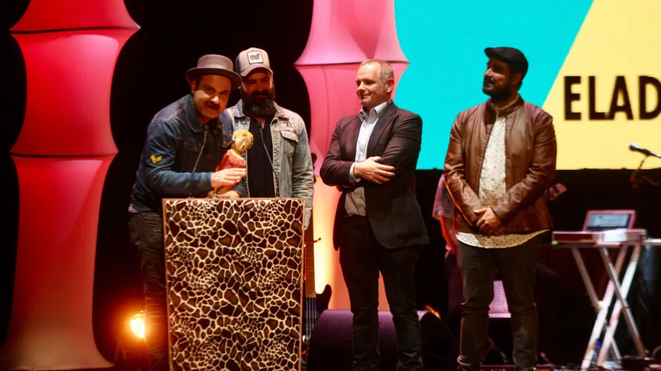 Eladio y los Seres Queridos, recollendo o seu premio. RAFA FARI&Ntilde;A