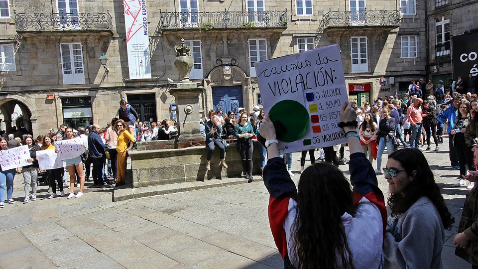 Concentración da rapazada contra a sentencia da Manada, este xoves na Praza do Toural de Compostela. LUIS POLO