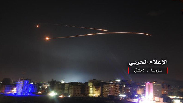 Misiles de defensa aérea sirios interceptan los proyectiles lanzados por Israel. EJÉRCITO SIRIO