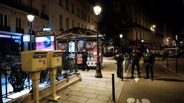 Policía en la zona en la que se produjo el ataque en París. ETIENNE LAURENT