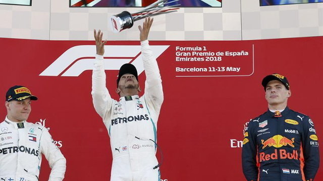 Lewis Hamilton (c), Valtteri Bottas (i) y Max Verstappen en el podio del Gran Premio de España. EFE