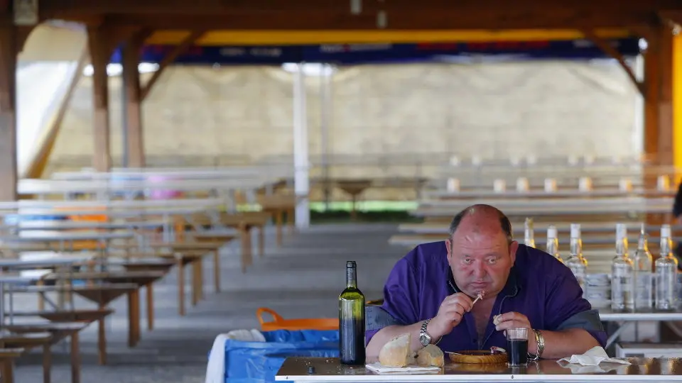 Un hombre toma una ración de pulpo el miércoles pasado en la feria de Castro. XESÚS PONTE
