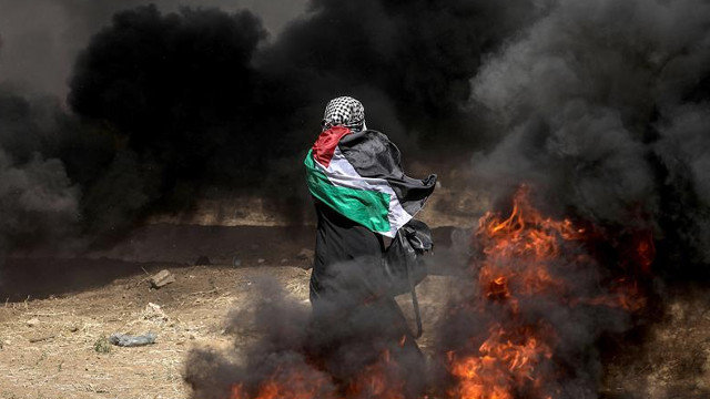 Una mujer palestina, durante las protestas en la frontera de Gaza e Israel. MOHAMMED SABER (EFE)