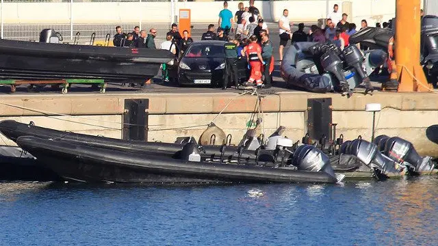 La lancha neumática en la que viajaba el niño fallecido. A. CARRACO RAGEL (EFE)