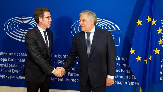 O presidente da Xunta, Alberto Núñez Feijóo, co presidente do Parlamento Europeo, Antonio Tajani, este martes en Bruxelas. HORST WAGNER (EFE)