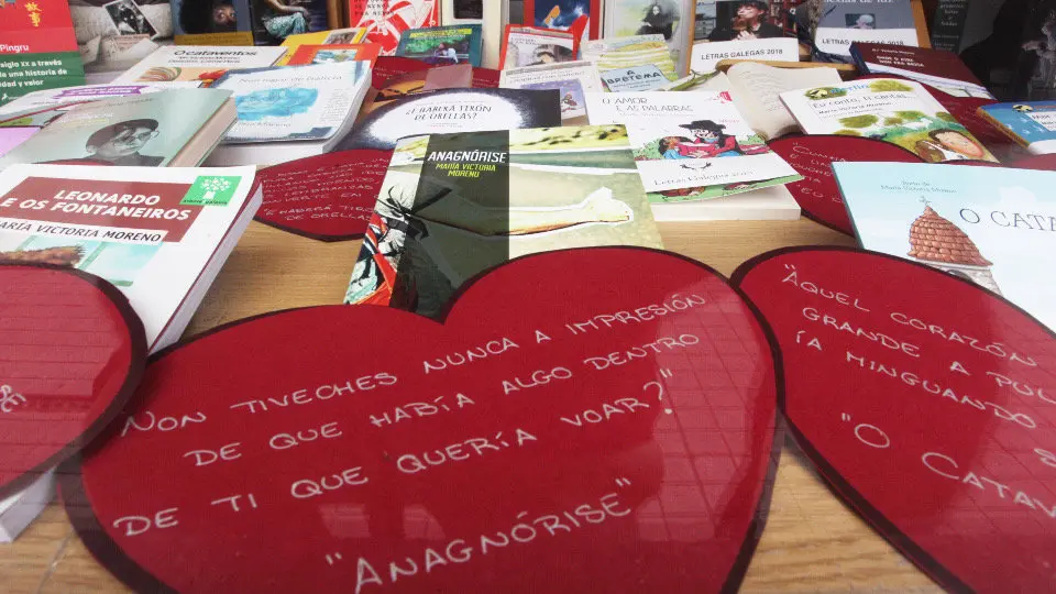 Os libros de María Victoria Moreno, no escaparate dunha librería. DAVID FREIRE