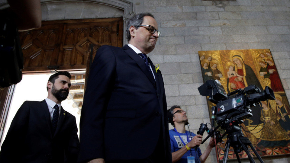 Quim Torra, acompañado por el presidente del Parlament, Roger Torrent, antes de tomar posesión de su cargo como presidente de la Generalitat. ALBERTO ESTÉVEZ (EFE)