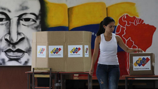 Una joven ejerce su derecho a voto en Caracas. MIGUEL GUTIÉRREZ (EFE)