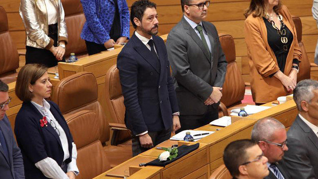 Minuto de silencio en el Parlamento gallego por el diputado Carlos López Crespo. XOÁN REY