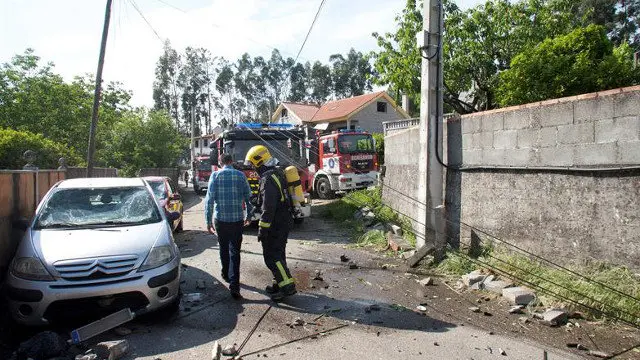 Un coche destrozado en Paramos. SALVADOR SAS