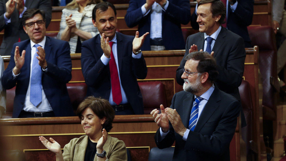 Rajoy e Sáenz de Santamaría aplauden tras a aprobación dos Orzamentos Xerais do Estado. J.P.GANDUL