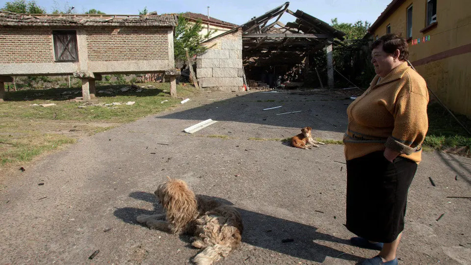 Una de vecina de Paramos, el día después de la tragedia. SALVADOR SAS