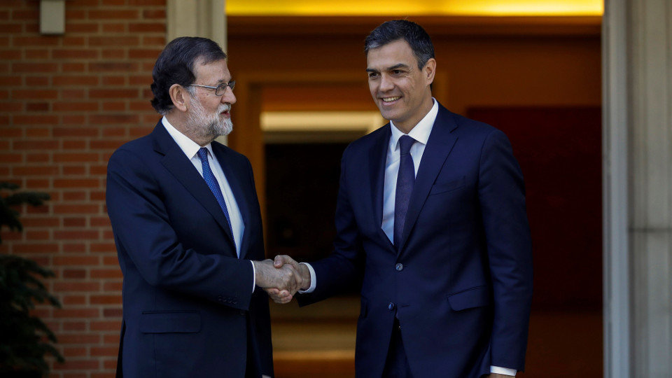Mariano Rajoy y Pedro Sánchez se saludan a la entrada de la Moncloa. EMILIO NARANJO (EFE)