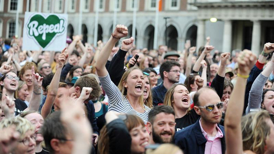 Gente celebrando los resultados de la consulta sobre el cambio de la legislación del aborto en Irlanda. EFE