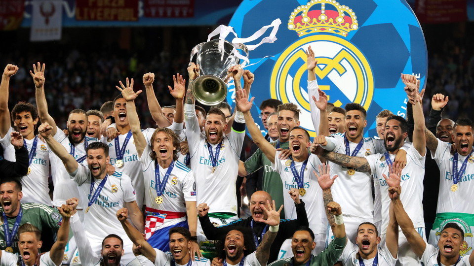 Los jugadores del Madrid celebran el nuevo título. ARMANDO BABANI (EFE)