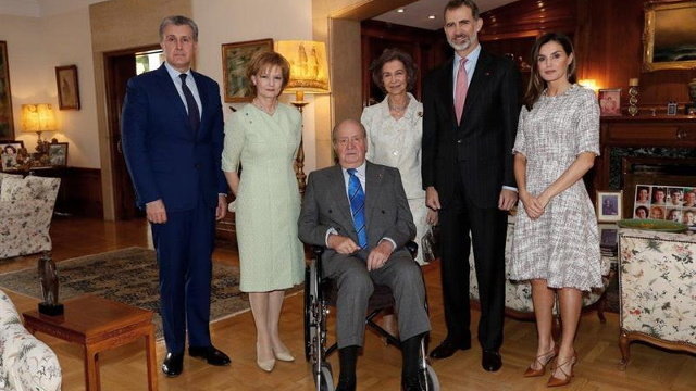 Felipe VI, la reina Letizia, don Juan Carlos y doña Sofía posan con la princesa heredera de Rumanía y su esposo. EP