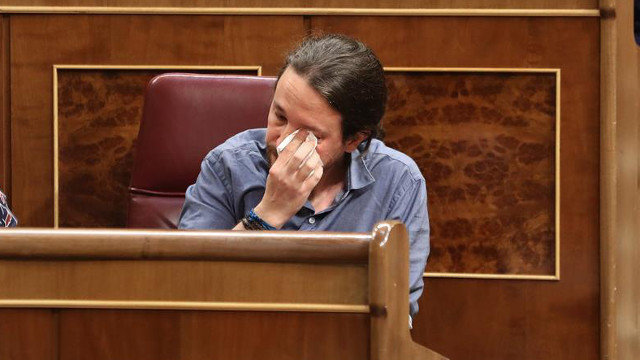 Pablo Iglesias llora en el Congreso. JJ GUILLÉN