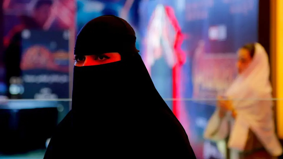 La rígida segregación de hombres y mujeres en los espacio públicos que rige en Arabia Saudí se ha ido suavizando en los últimos tiempos. AHMED YOSRI (EFE)