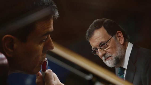 Multiexposición en cámara con Sánchez, escuchando la intervención del presidente , Mariano Rajoy. JAVIER LIZÓN