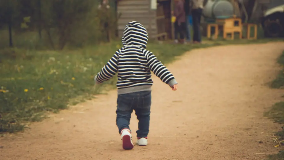 Un niño camina hacia una zona de recreo.AEP