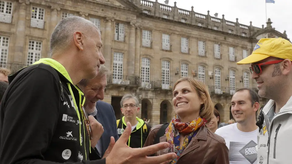 Aleksandar Petrovic (izquierda) a su llegada al Obradoiro, junto a Nava Castro. LAVANDEIRA JR.  (Efe)