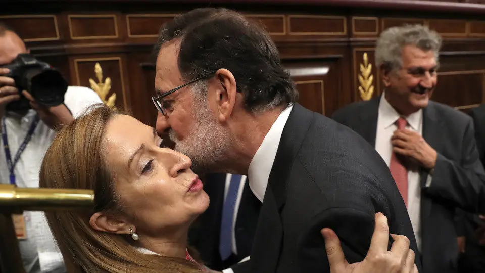 Mariano Rajoy, con Ana Pastor, tras despedirse. JJ GUILLÉN