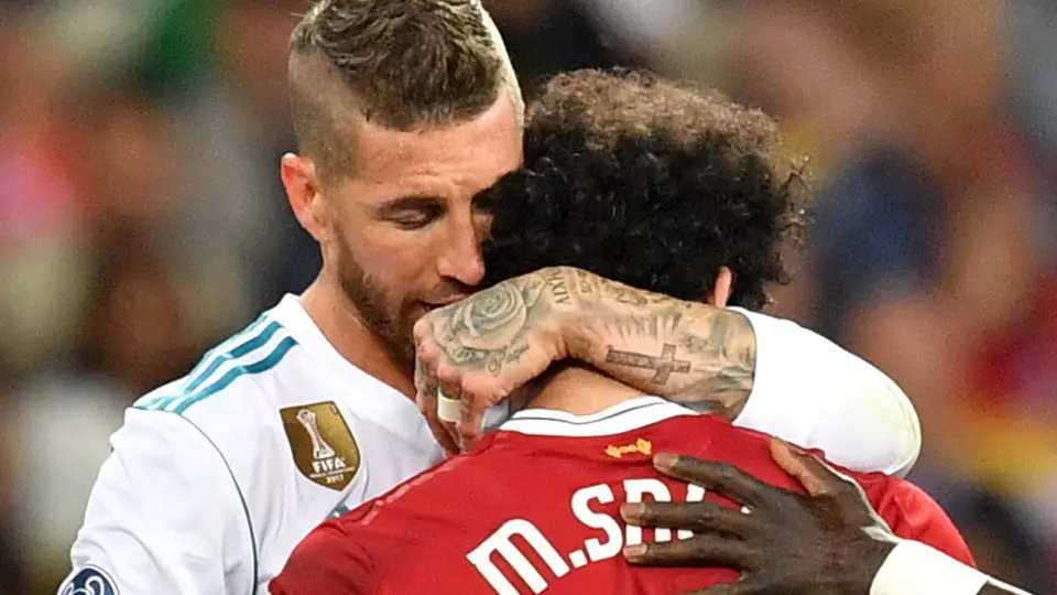 Sergio Ramos consuela a Salah tras su lesión.GEORGI LICOVSKI (Efe)