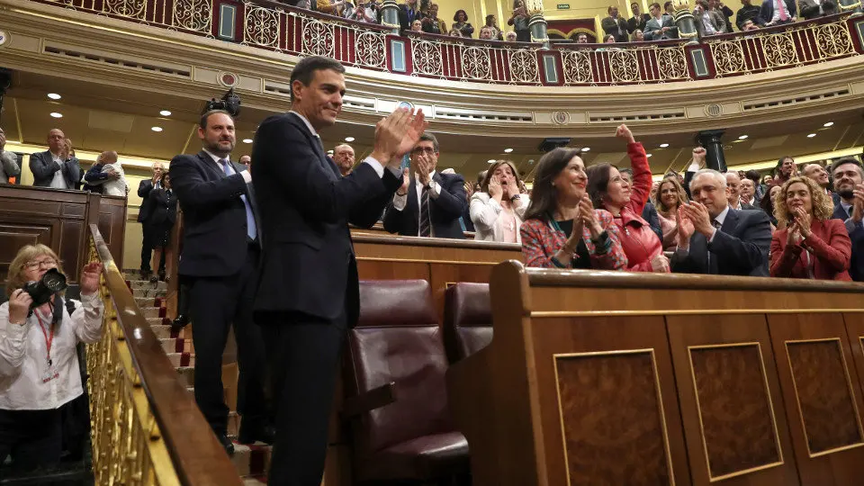 Sánchez aplaude en el Congreso. EFE