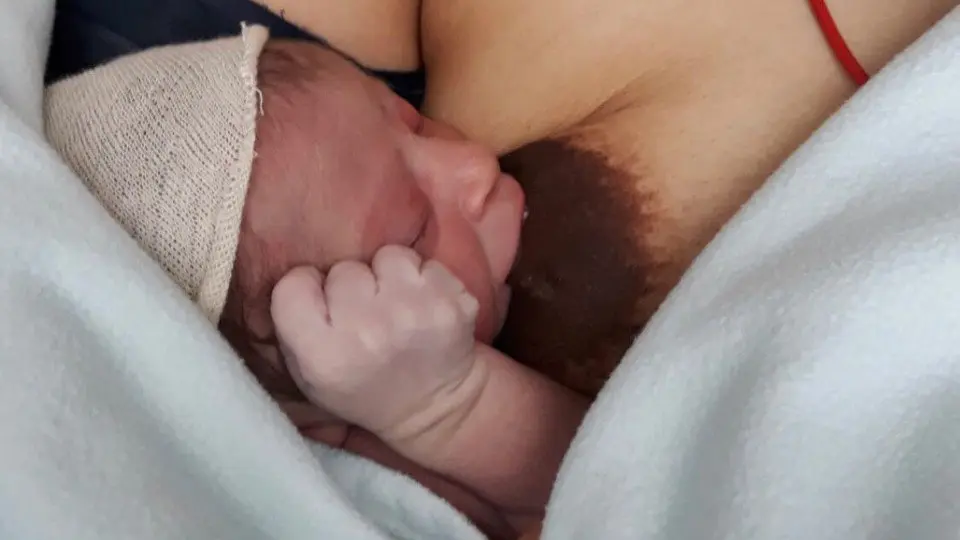 Bebé amamantado. TWITTER