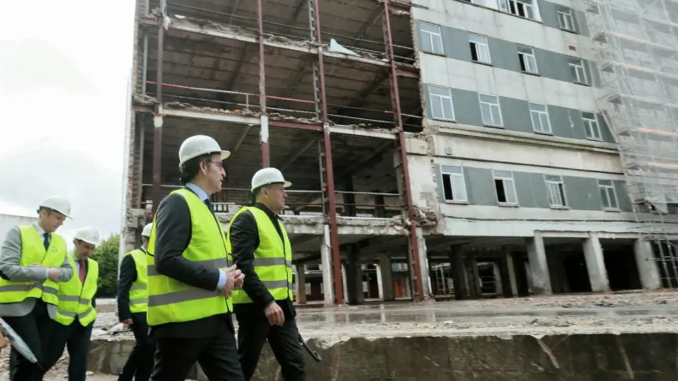 Feij&oacute;o visita a las obras de rehabilitaci&oacute;n del antiguo Hospital Xeral. EP