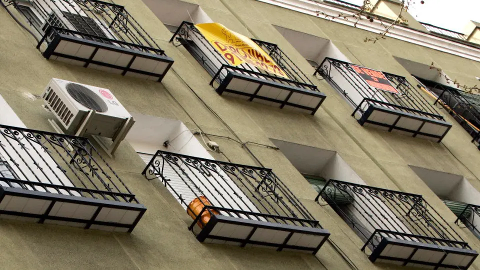 Un edificio con viviendas a la venta. AEP