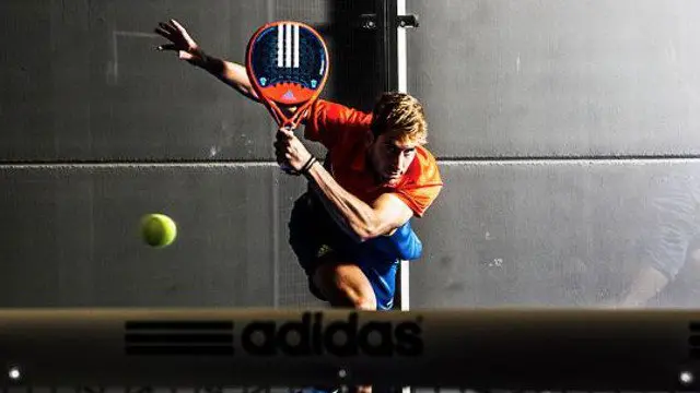 Un jugador de pádel