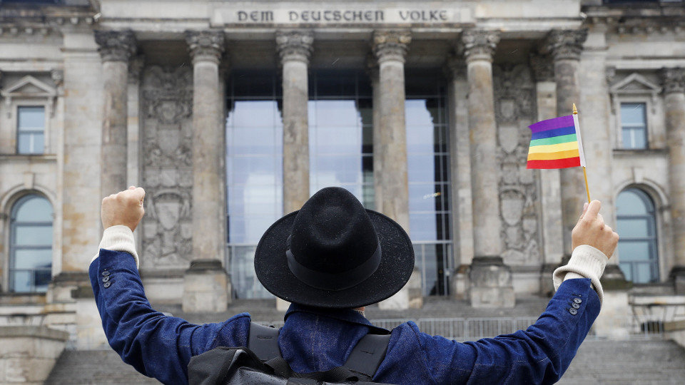 Una persona celebra la aprobación del matrimonio homosexual en Alemania en 2017. EFE