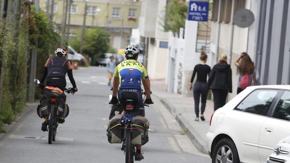 Peregrinos circulando en bicicleta. AEP