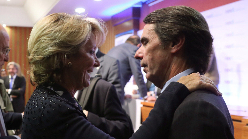 Esperanza Aguirre conversa con José María Aznar. KIKO HUESCA (EFE)