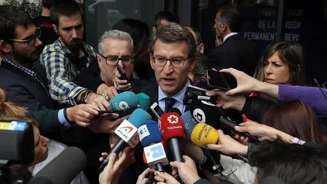 Feijóo, rodeado de periodistas. BALLESTEROS (EFE)