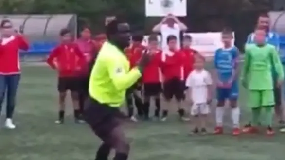 El árbitro, en plena actuación. TWITTER