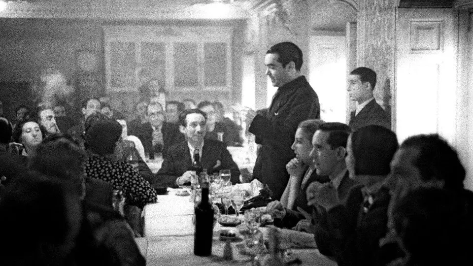 García Lorca en 1936 en un homenaje a Rafael Alberti (en primer plano) y Mª Teresa León. EFE