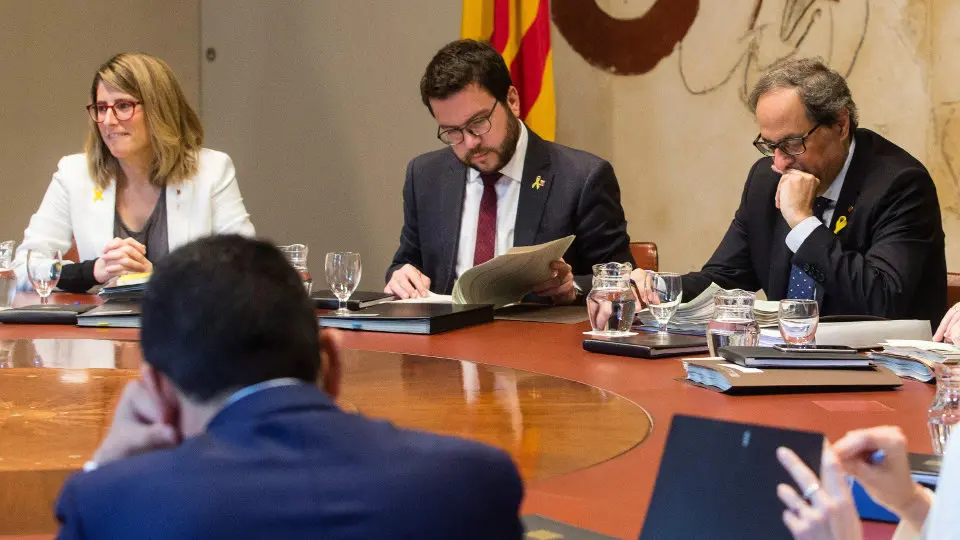 La consellera de Presidencia y portavoz de la Generalitat, Elsa Artadi, junto al vicepresidente y conseller de Economía y Hacienda, Pere Aragonès y el president, Quim Torra. QUIQUE GARCÍA (Efe)