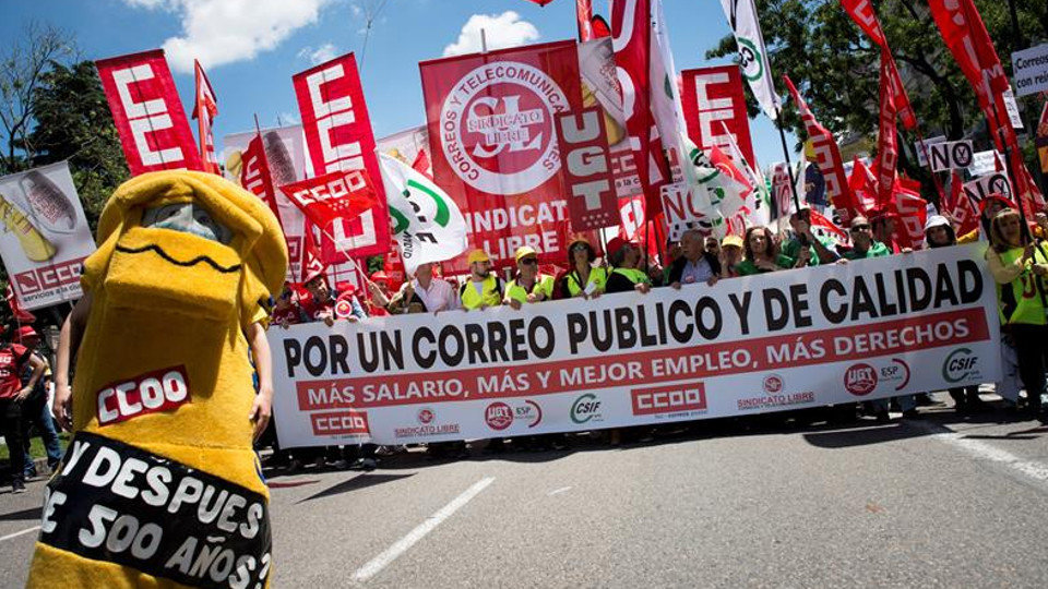 Manifestación de trabajadores de Correos en Madrid. LUCA PIERGIOVANNI (EFE)