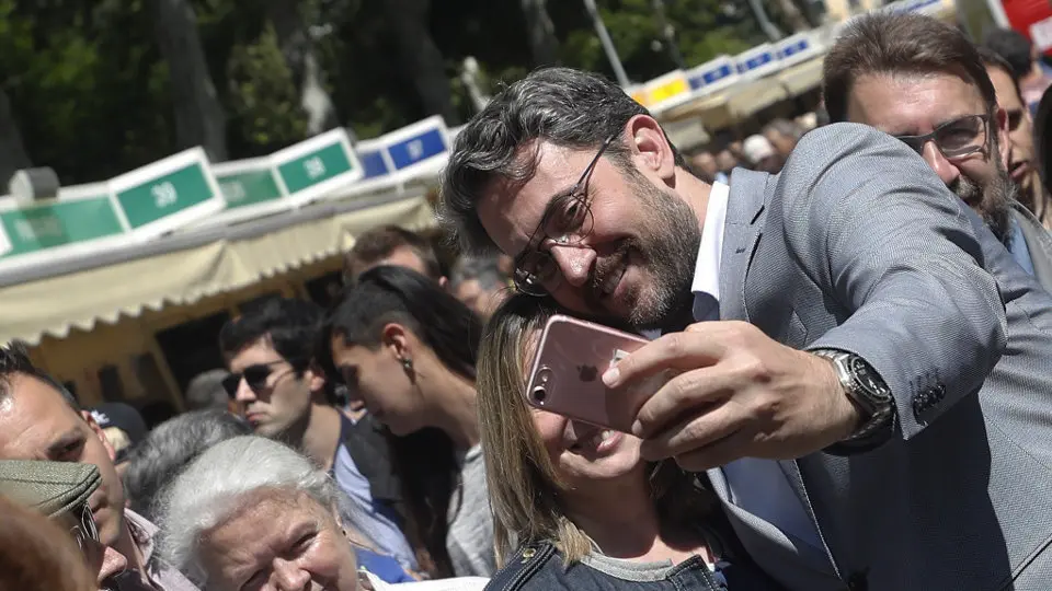 El ministro de Cultura y Deporte, Màxim Huerta, en la Ferdia del Libro de Madrid. JAVIER LIZÓN ( Efe) 