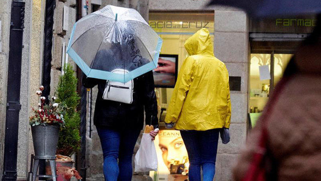 Dos personas caminan bajo la lluvian en el centro de Lugo. ELISEO TRIGO