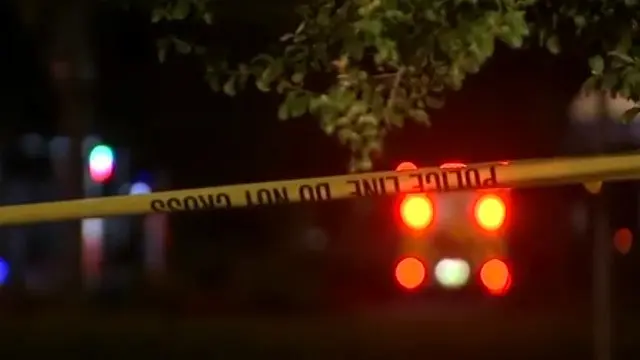 Inmediaciones de la vivienda en la que un hombre tiene retenidos a cuatro niños en Orlando. YOUTUBE